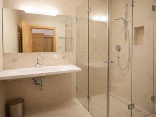 05. Catered chalet Cirrus Sankt Anton Badkamer