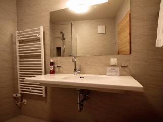 05. Catered chalet Stratus Sankt Anton Badkamer