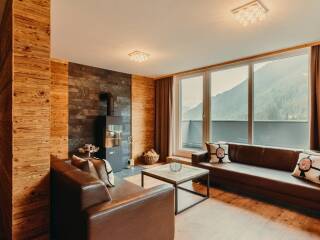 06. Catered chalet Christiane Sankt Anton Woonkamer met open haard