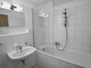 08. Catered chalet Gabl Sankt Anton Badkamer met bad