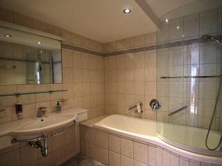 08. Catered chalet Tirolerhof Apart Serfaus Badkamer