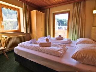 09. Catered chalet Alpensport Saalbach Hinterglemm Tweepersoonskamer met balkon