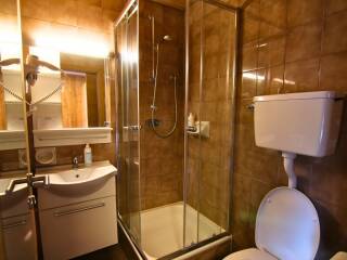 09. Catered chalet Neidia Selva Wolkenstein Badkamer