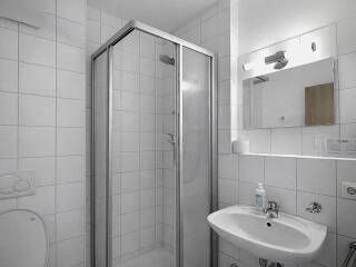 12. Catered chalet Gabl Sankt Anton Badkamer