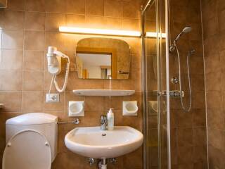 12. Catered chalet Neidia Val Gardena Badkamer