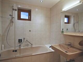 20. Catered chalet Gretl Serfaus Badkamer met bad