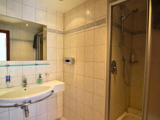 20. Catered chalet Tirolerhof Apart Serfaus Badkamer