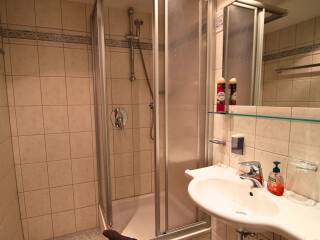 23. Catered chalet Tirolerhof Apart Serfaus Badkamer